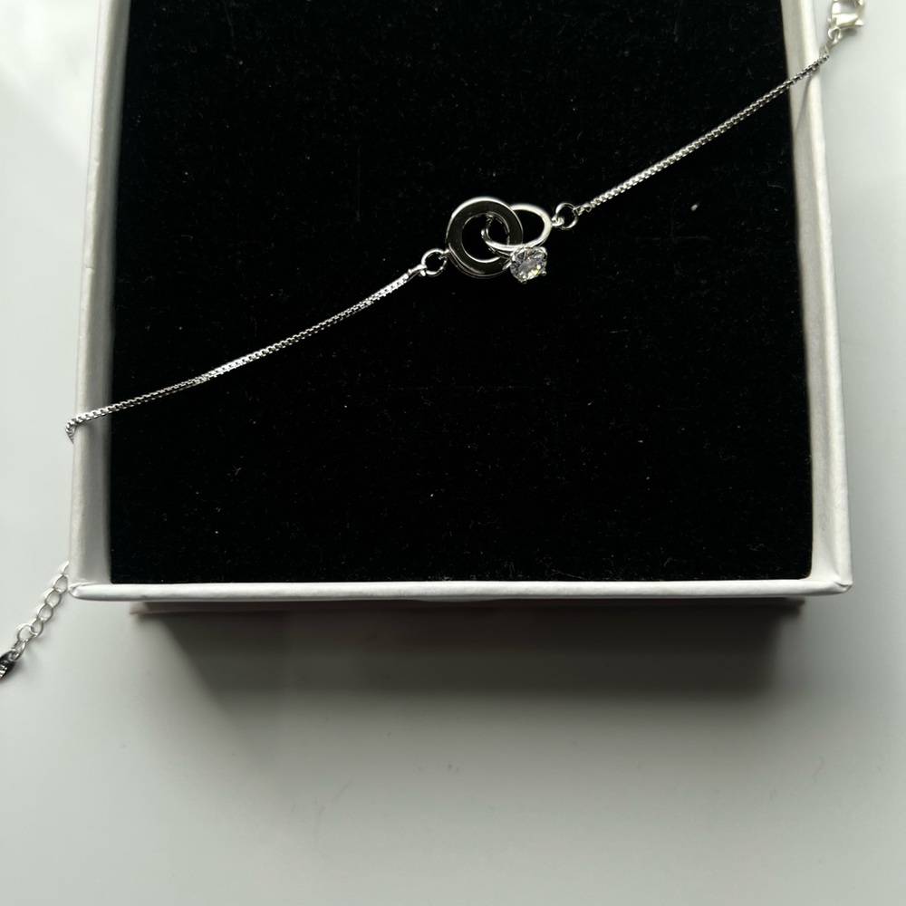 Elegant Silver Bracelet with Interlocking Circles ring engagement marriage